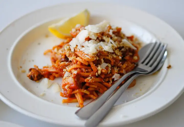 Prosty przepis na spaghetti z sosem pomidorowym, który zachwyca smakiem