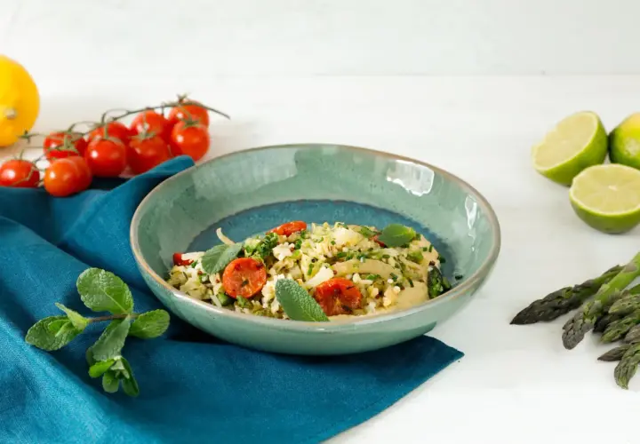 Un'appetitosa insalata di legumi, arricchita da pomodorini e erbe fresche, pronta per essere gustata.