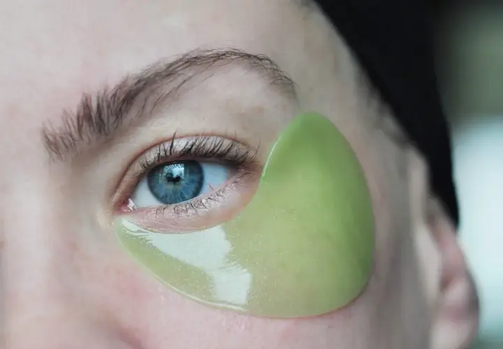 En grön eye patch sitter perfekt under ögat, följer hudens konturer. Så här ska eye patches sitta för bästa resultat.