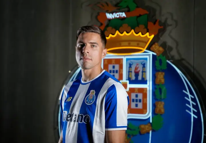 Jan Bednarek w koszulce FC Porto, prezentuje swoje obecne drużyny.