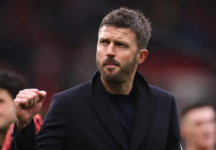 Michael Carrick, były piłkarz i tymczasowy man utd trener, z zaciętą miną i zaciśniętą pięścią.
