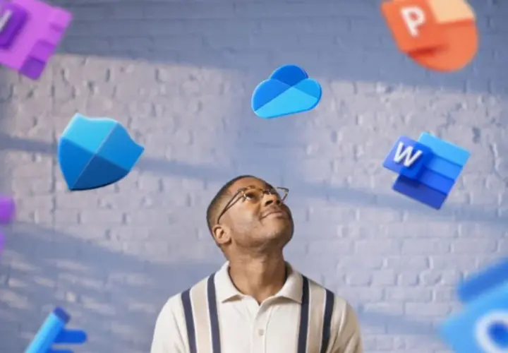 Mężczyzna patrzy w górę na unoszące się ikony aplikacji Microsoft 365 Basic: Word, Excel, PowerPoint, OneDrive i inne.