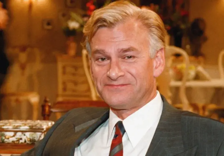 Peder Falk, en man med grånande hår och en vänlig blick, sitter i en elegant miljö.