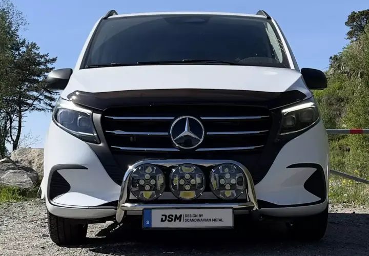 Vit Mercedes Vito med extraljus och ett problem med frontskyddet.