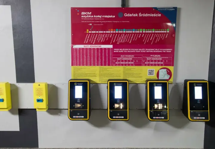 Kasa biletowa SKM z kasownikami i cennikiem biletów metropolitalnych Trójmiasto.