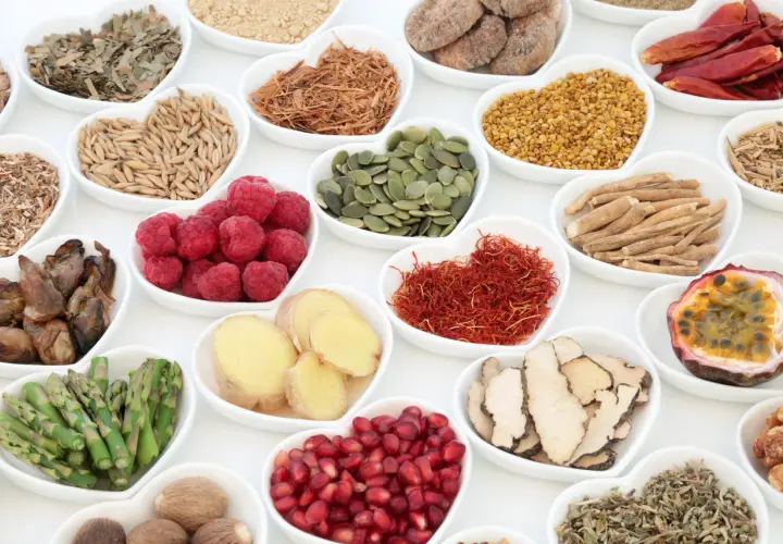 Naturalne afrodyzjaki w przyprawach: maliny, imbir, nasiona dyni, szafran, żeń-szeń, owoce morza, granat, orzechy, pasiflora, chili, zioła.