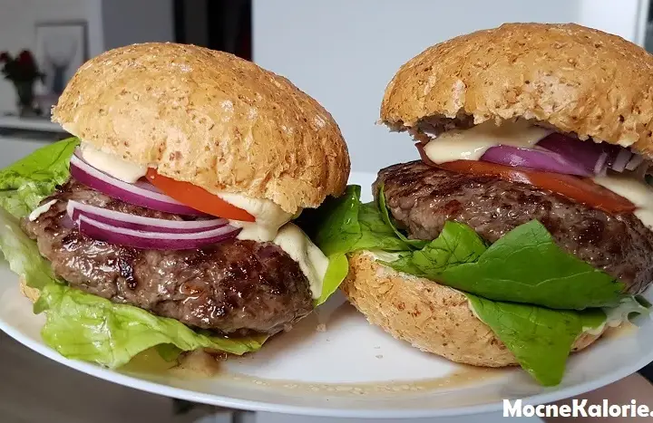 Burger z frytkami: Ile kalorii? Poznaj fakty i triki