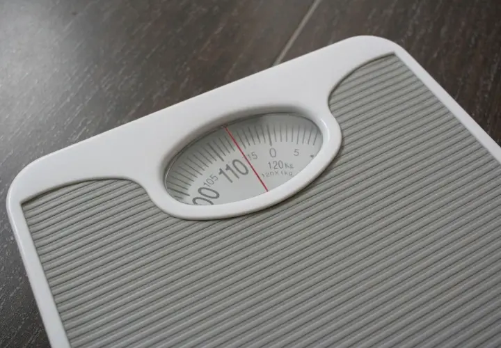 Waga łazienkowa pokazuje 110 kg. Czy to odpowiednia ilość białka dziennie dla Ciebie?