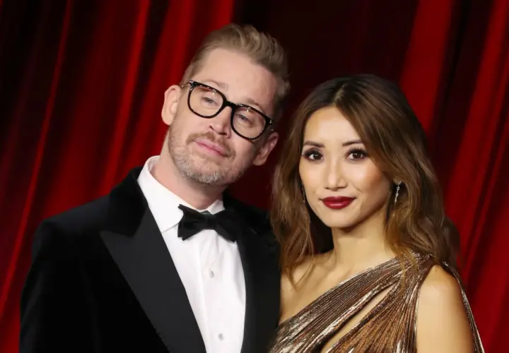Macaulay Culkin z partnerką na czerwonym dywanie. Choć Macaulay Culkin dzieci nie ma, jego kariera wciąż trwa.