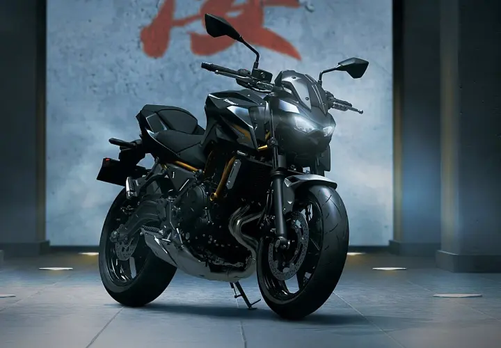 Kawasaki Z650 negra, lista para la acción. Descubre su ficha técnica y potencia.