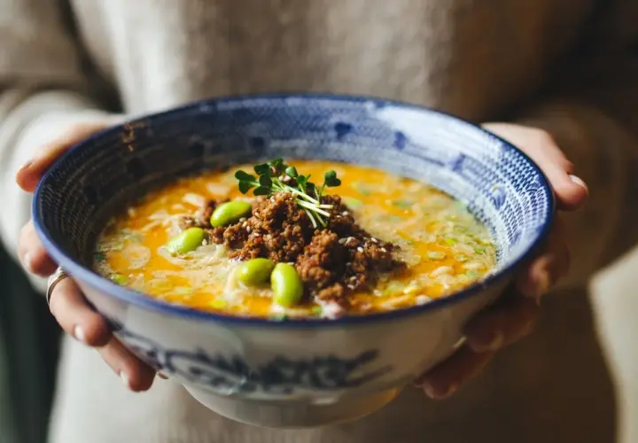 Aksamitna zupa porowa z mięsem mielonym, edamame i kiełkami. Idealna na chłodne dni.