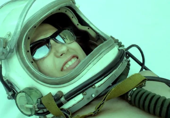 Kobieta w goglach i hełmie astronauty, gotowa na podróż w kosmos, jak w najlepszych filmach o kosmosie.