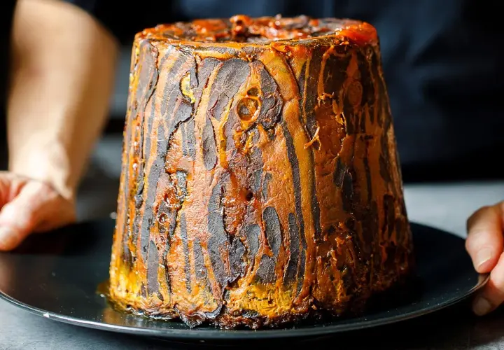 Un farçon savoyard traditionnel, un plat rustique aux couches dorées et caramélisées, prêt à être dégusté.