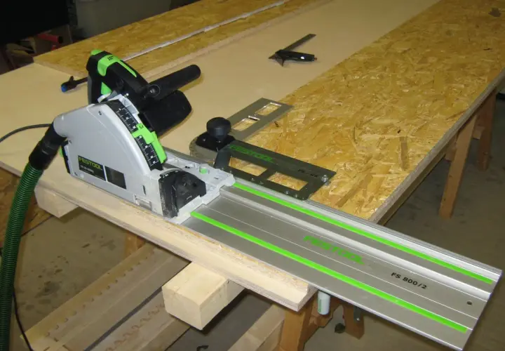 Festool-System für präzise Schnitte in Holz. Die **Standsäge Holz** mit Führungsschiene ermöglicht gerade und saubere Zuschnitte.
