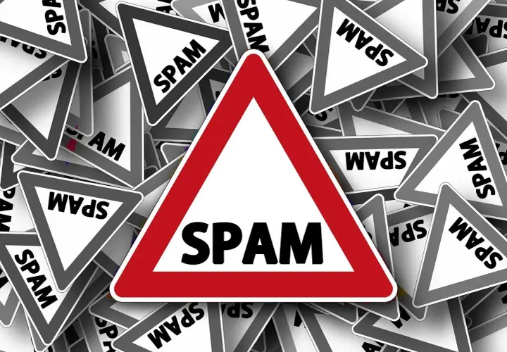Mnóstwo znaków ostrzegawczych z napisem SPAM. Jeden duży, czerwono-biały znak ostrzega przed SPAM-em.