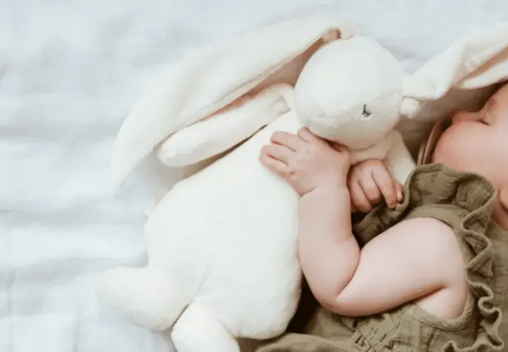 Od kiedy przytulanka dla niemowlaka? Kluczowe etapy rozwoju dziecka