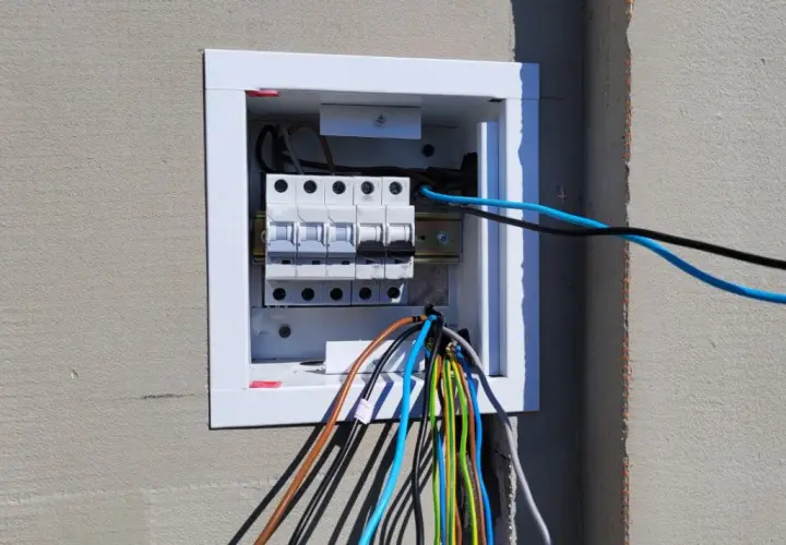 Ile kosztuje przeniesienie skrzynki elektrycznej? Sprawdź, co wpływa na cenę