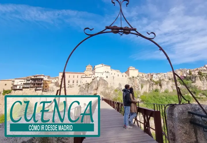 Pareja en puente de madera con vistas a la ciudad de Cuenca, un destino ideal para una escapada desde Madrid.