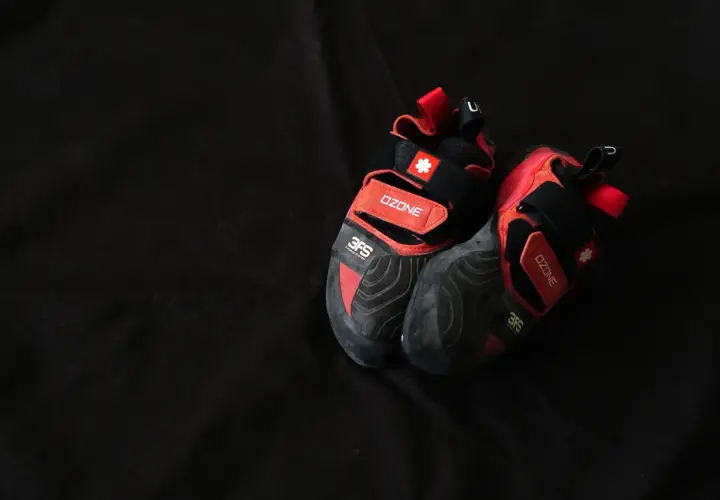 Czarne buty wspinaczkowe z czerwonymi akcentami, idealne buty wspinaczkowe dla początkujących, z rzepami i logo "OZONE".