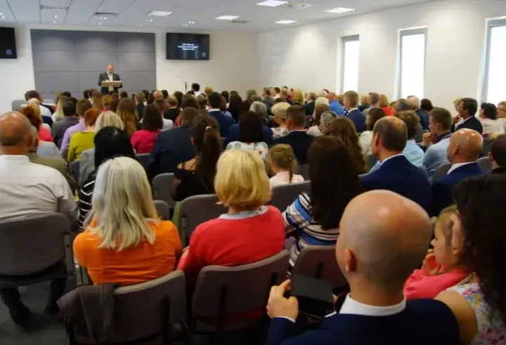Czy świadkowie Jehowy obchodzą Wielkanoc? Odkryj ich przekonania