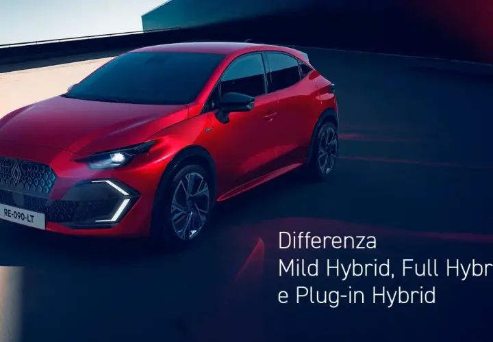Auto ibrida rossa sportiva parcheggiata su una strada scura, con testo che spiega le differenze tra Mild Hybrid, Full Hybrid e Plug-in Hybrid.