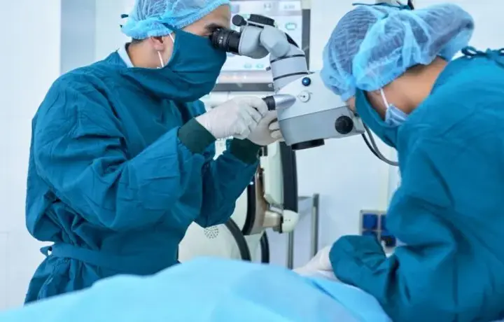 Ile zwolnienia po operacji zaćmy? Sprawdź, co musisz wiedzieć