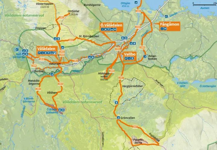 Karta över Vålådalen med markerade leder för vålådalen vandring. Visar Vålådalens naturreservat, fjälltoppar, sjöar och byar som Vallbo och Fångåmon.