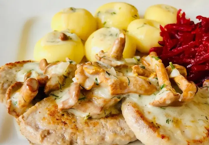 Idealna surówka do polędwiczek w sosie kurkowym, która zachwyca smakiem