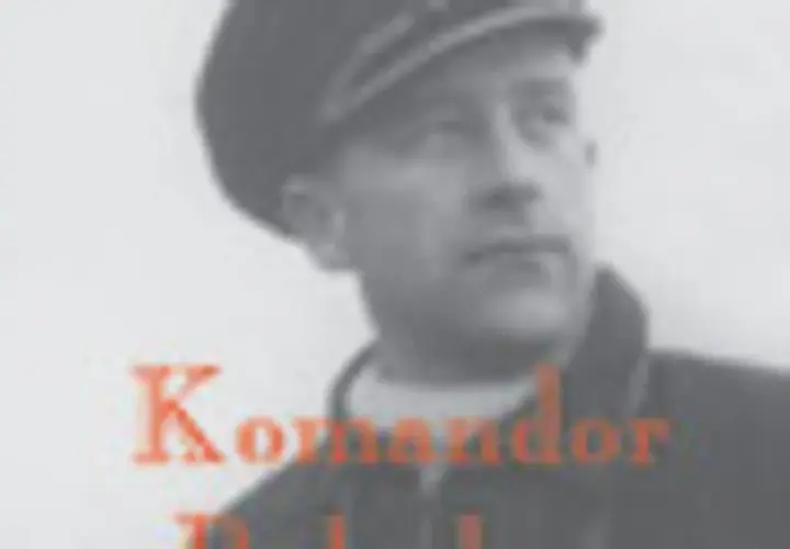 Portret mężczyzny w czapce, z napisem "Komandor". Jaki to stopień? To pytanie zadaje obraz, przedstawiając postać w wojskowym nakryciu głowy.