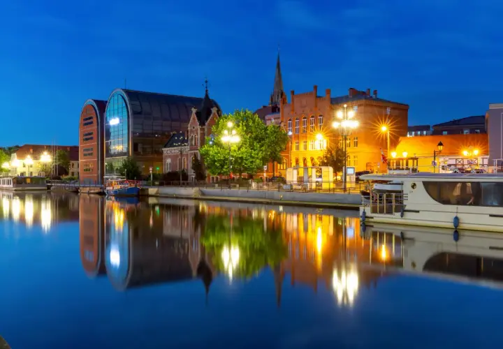 Piękne miasto nad rzeką, idealne na postój. Zobacz, co warto zobaczyć po drodze nad morze!