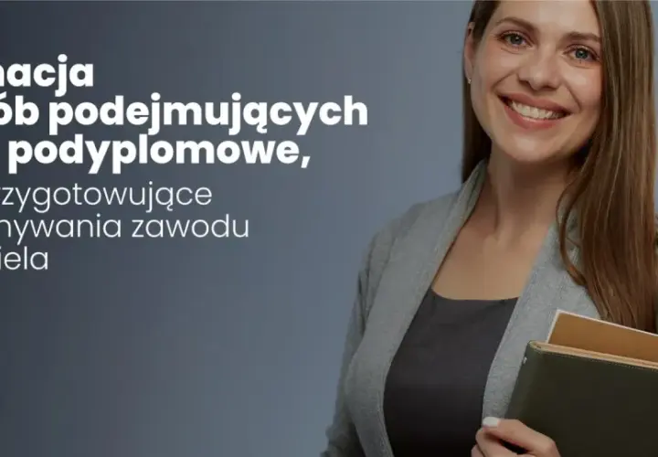 Uśmiechnięta kobieta z notatnikami, symbolizująca pedagogika studia. Informacja dla osób podejmujących studia podyplomowe.