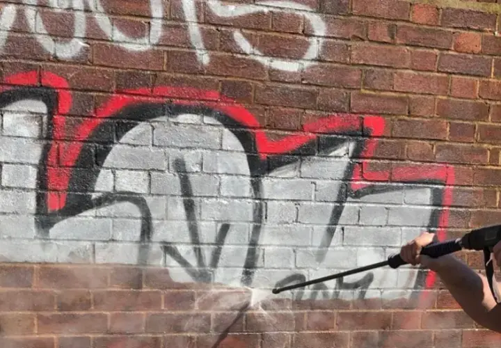 Skuteczne sposoby jak usunąć graffiti z elewacji: 5 sprawdzonych metod