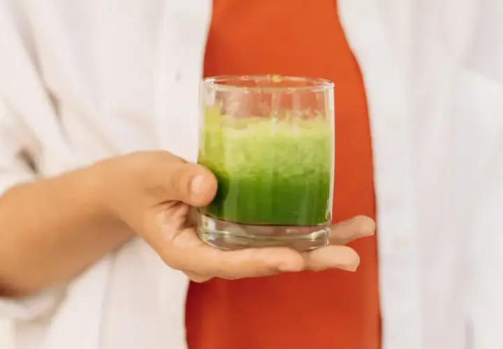 Beneficios sorprendentes del batido de espinacas y plátano para tu salud