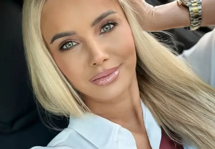 Monika Chwajoł, wiek nie gra roli, gdy ma się taką energię i styl. Uśmiechnięta blondynka w białej koszuli.