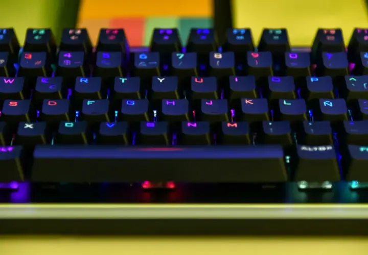 Klawiatura mechaniczna z podświetleniem RGB, idealna do tworzenia własnego rankingu klawiatur mechanicznych.