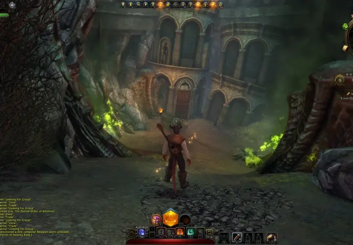 Postać w grze Neverwinter Online zbliża się do mrocznej, kamiennej budowli z łukami i drzwiami.