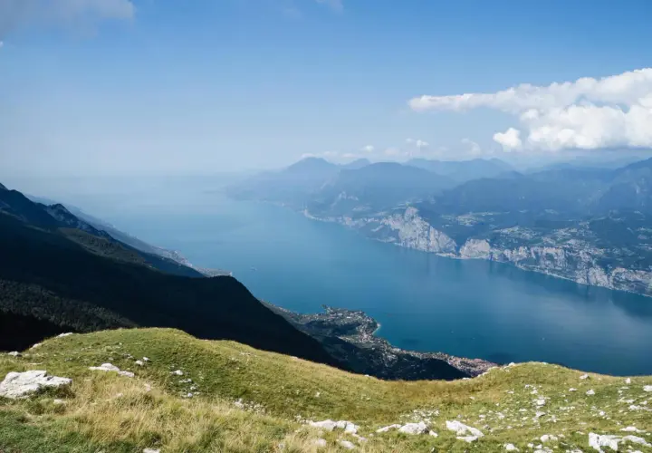 Blick vom Monte Baldo auf den Gardasee. Ein perfekter Ort für **Monte Baldo Wandern** mit atemberaubender Aussicht.