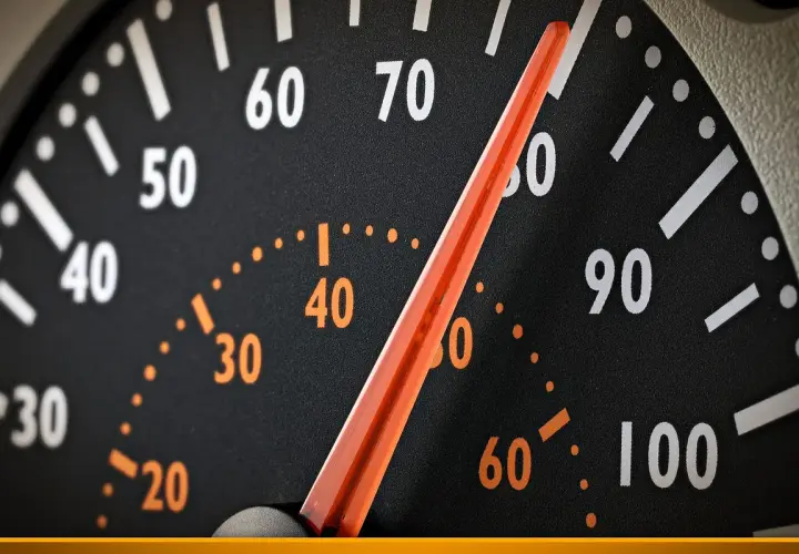 Tacho zeigt 40 km/h. Aufpassen, das Tempolimit in Portugal ist oft niedriger.