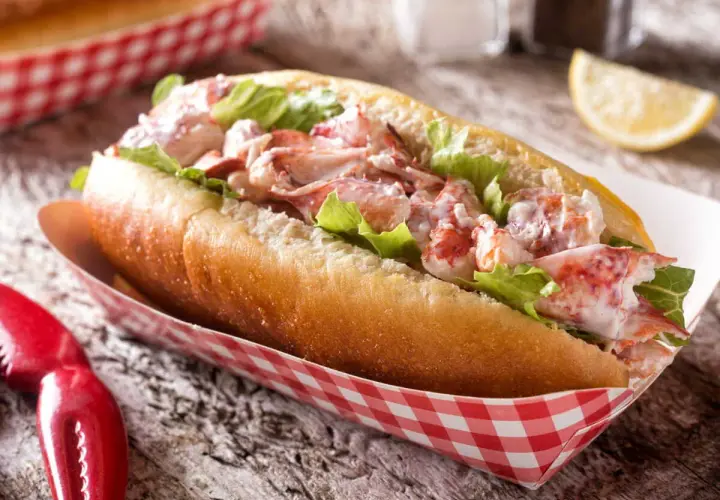 Un généreux hummer sandwich, garni de homard frais et de laitue croquante, servi dans un pain brioché.