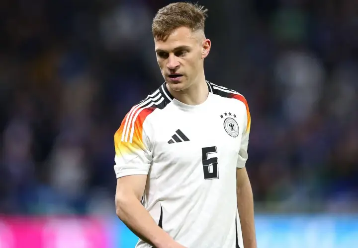 Ein deutscher Fußballspieler, ein starker defensiver Mittelfeldspieler, trägt das Trikot mit der Nummer 6.