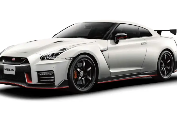 Biały Nissan GT-R Nismo z czerwonymi akcentami, sportowym spojlerem i czarnymi felgami.