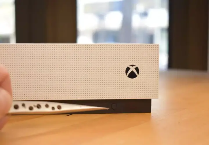 Przycisk parowania na konsoli Xbox Series S. Dowiedz się, jak sparować pada Xbox Series S, by rozpocząć grę.