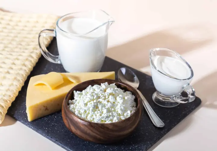 Ser, twaróg, mleko i śmietana – to produkty, w których znajdziemy kazeinę.