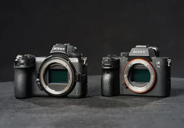 Dwa aparaty bezlusterkowe: Nikon Z6 i Sony a7 III. Nikon Z6, następca legendarnego Nikon Z7 III, obok swojego konkurenta.