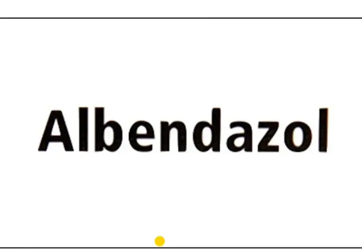 Napis "Albendazol" na białym tle. Lek ten pomaga w leczeniu infekcji pasożytniczych.
