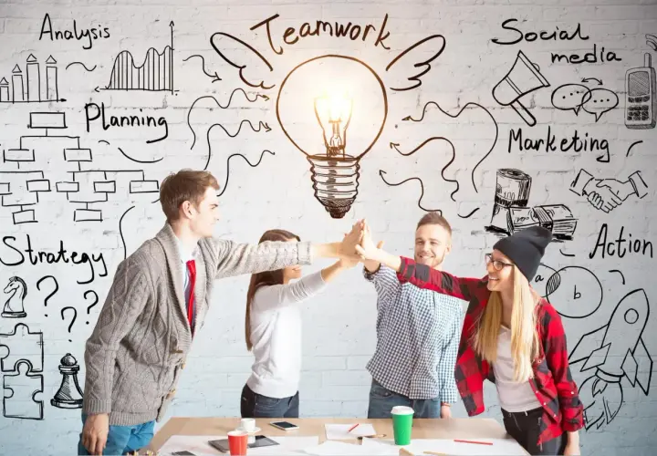 Team che celebra un successo, con disegni di strategia, pianificazione e gestione dei conflitti sullo sfondo.