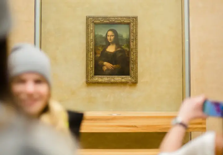 Das berühmte Gemälde der Mona Lisa, das Leonardo da Vinci gemalt hat, wird von Besuchern im Louvre fotografiert.
