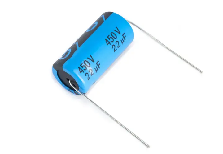 Niebieski kondensator elektrolityczny 450V 22µF, jeden z wielu rodzajów kondensatorów, z dwoma metalowymi wyprowadzeniami.
