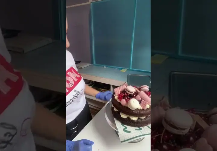 Jak zrobić tort z makaronikami i owocami: przepis krok po kroku