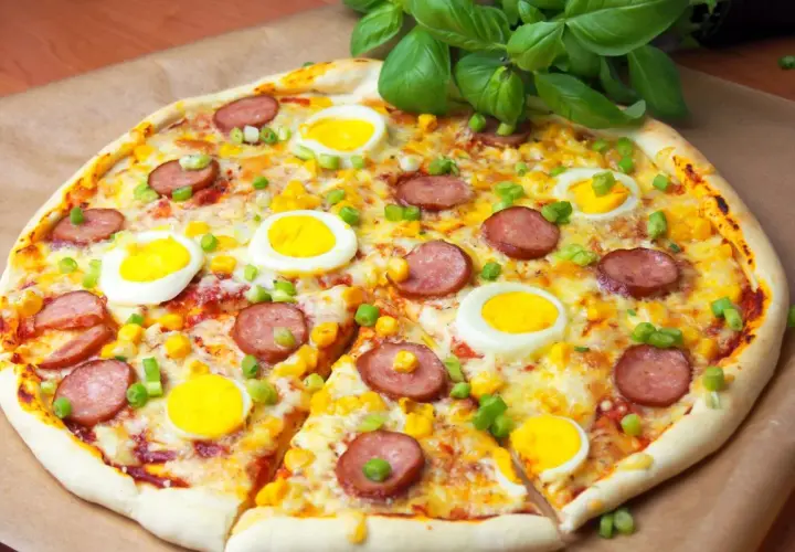 Kiedy wbić jajko na pizzę z jajkiem, by uniknąć zakalca?